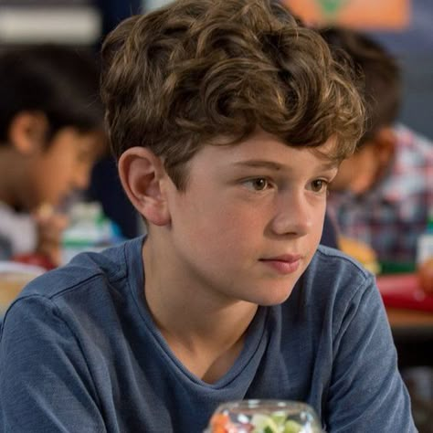 Young Boy Faceclaims, Child Face Claims Boy, Child Actors Boy, Auggie Wonder, Brown Hair Boy, Pelo Cafe, Brown Curly Hair, Boy Cuts, Brown Hair Brown Eyes