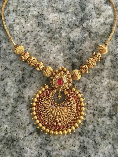 Indian Antique Jewellery, Neck Pieces Jewelry, Antique Necklaces Design, Antique Gold Jewelry Indian, Tattoo Traditional, Gold Jewelry Simple Necklace, Gold Necklace Indian Bridal Jewelry, Antique Jewelry Indian, Jewellery For Women