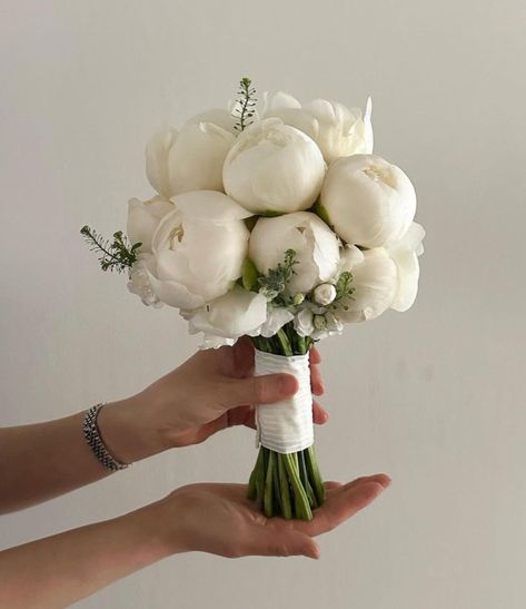 Flowers Bouquet Wedding Elegant, Fluffy White Bridal Bouquet, Dainty White Bouquet, Modern Rustic Wedding Bouquet, Simple White Bride Bouquet, Wedding Bouquets Bride Classic, Mini Peony Bouquet, Wedding Bouqet Aesthetic, Simple Elegant Bouquet