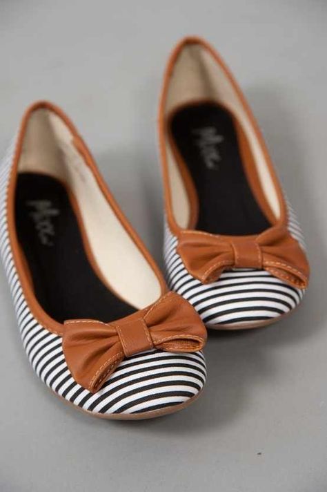 Adorable! Striped Flats, Cute Flats, Shoe Closet, Crazy Shoes, Shoe Obsession, Ballerinas, Flat Shoes, Keds, Cute Shoes