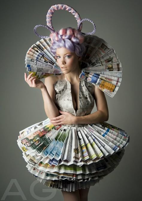 Recycled Dress Ideas | Check out these creative ways to recycle:          -- looks like something Effie Trinket would wear...--- Recycled Dress Ideas, Recycled Costumes, Junk Kouture, Newspaper Dress, Trash Fashion, Effie Trinket, Costume Carnaval, Paper Dresses, Recycled Dress