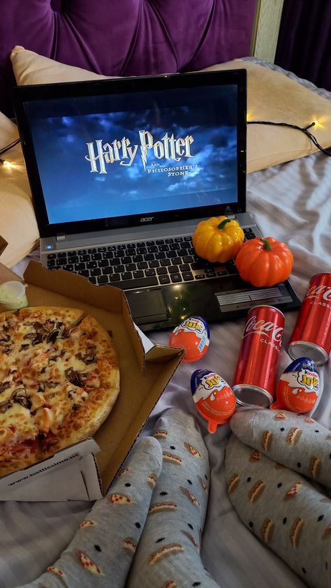 Harry Potter, movie night, movie time, pizza, cola, cozy evening, autumn aesthetic, cozy autumn evening Movie Watching Aesthetic At Home, Winter Movie Night Aesthetic, Cozy Night In Ideas, Halloween Night At Home, Home Movie Night Aesthetic, Autumn Evening Aesthetic, Halloween Aesthetic Movies, Halloween Cozy Aesthetic, Harry Potter Night Ideas