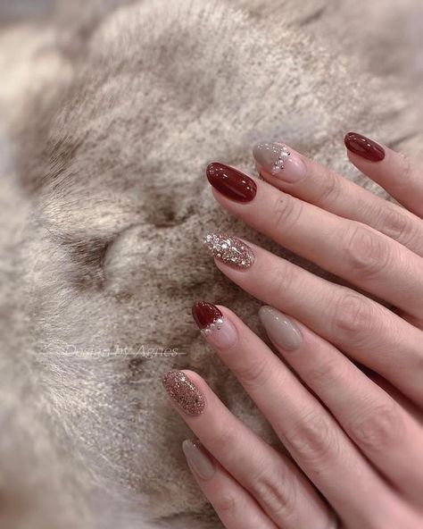 Nail Art Aesthetic Pastel Brown, Maroon Nails Simple, Maroon Design Nails, Nail Art Maroon Glitter, Maroon Gel Nails Design, Nail Art Simple Elegant Classy Brown, Classic Nail Designs Elegant, Maroon Nail Ideas Burgundy, Nail Art Simple Red