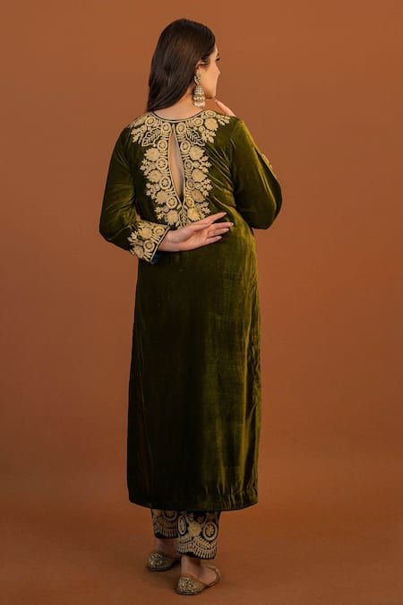 Buy Green Velvet Embroidery Aari Tilla V Neck Kurta And Pant Set For Women by Daljit Sudan Online at Aza Fashions. Embroidery On Neckline, V Neck Kurta, Embroidered Peacock, Kashmiri Embroidery, Velvet Embroidery, Potli Bag, Luxury Sale, Tarun Tahiliani, Boutique Dress Designs