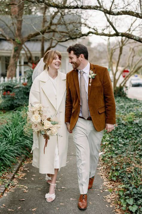 Winter White Dress Wedding, Winter Wedding Dress Elopement, Vintage Wedding Looks Brides, 60s Courthouse Wedding, Winter Wedding Courthouse, Courthouse Wedding Elopements, Casual Wedding Attire For Bride, Elegant Courthouse Wedding Dress, Civil Wedding Winter Outfit