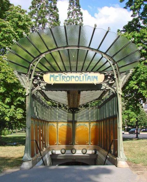 Hector Guimard Train Station Art, Art Nouveau Arquitectura, Hector Guimard, Architecture Art Nouveau, Metro Paris, Design Art Nouveau, Koloman Moser, Paris Metro, Art Nouveau Architecture