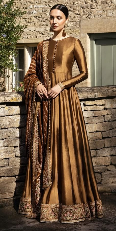 Anarkali Dress Golden Color, Desi Party Wear Dresses, Brown Anarkali Suits, Lace Anarkali Dress, Brown Pakistani Dress, Indian Formals For Women, Brown Indian Outfit, Pakistani Engagement Dress, Pakistani Gowns Party Wear