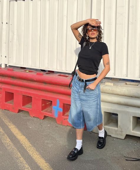 #jorts #loafers #streetstyle #streetwear Loafers Outfit, Uniqlo Tops, Bermuda Jeans, Summer Trends, Mode Inspiration, Spring Summer Outfits, Fashion Killa, Simple Outfits, Short Outfits