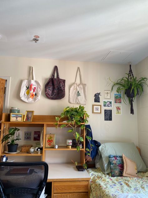 College Dorm Room Plants, Plant College Dorm, Crunchy Room Aesthetic, Urban Outfitters College Dorm, Dorm Green Aesthetic, Dorm Plants Decor, Crunchy Dorm Room, Dorm Room Cozy Aesthetic, Small Dorm Aesthetic