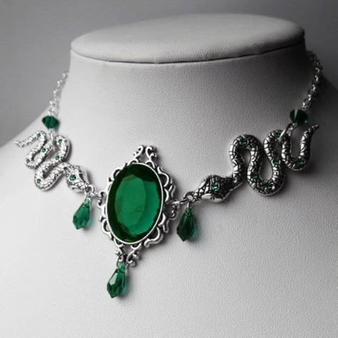 Slytherin Jewelry, Kiss Necklace, Slytherin Outfit, Slytherin Clothes, Slytherin Fashion, Stile Harry Potter, Harry Potter Jewelry, Yule Ball, Harry Potter Outfits