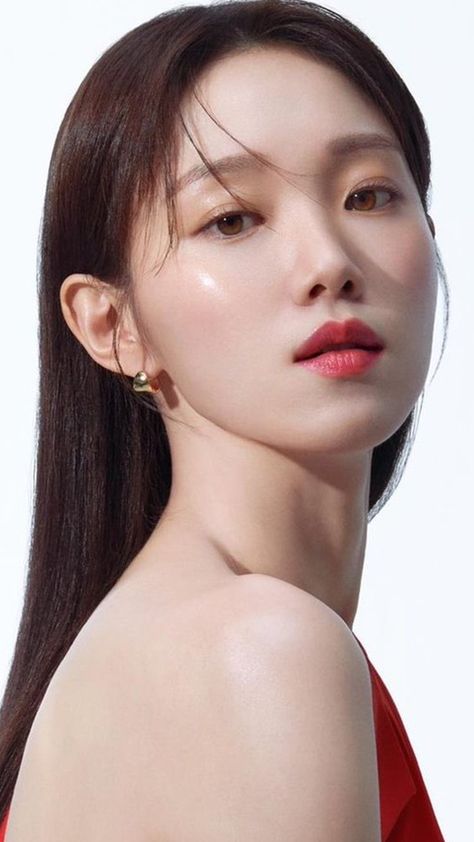 Korean Actress Wallpaper, Lee Sung Kyung Makeup, K Actress, Lee Sung Kyung Wallpaper, Popular Kdrama, Lee Sung Kyung Fashion, Korea Actress, Close Up Faces, Lee Sung Kyung