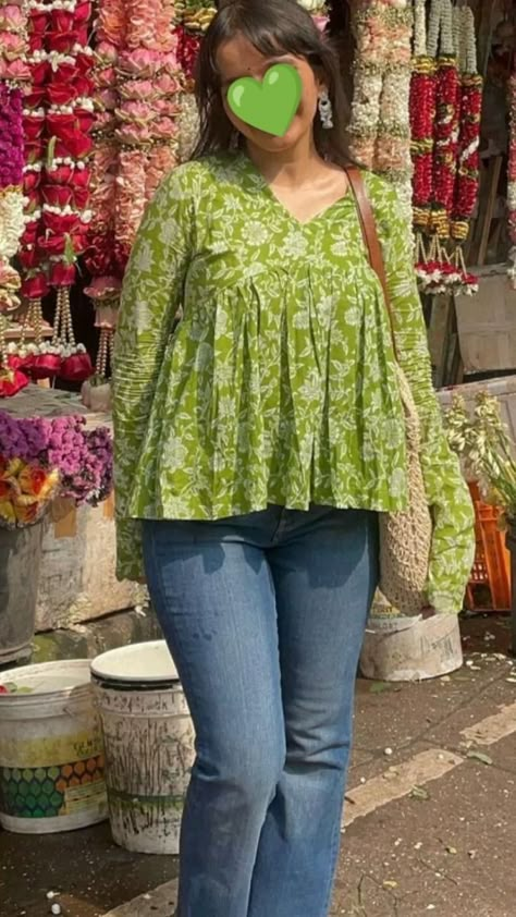 Short Jeans Kurti Design, Short Kurti Aesthetic, Short Kurtis For Jeans Fashion, Short Kurti With Jeans Outfit, Short Kurti Ideas, Short Kurti Look, Cotton Tops For Jeans, Short Kurtis For Jeans, Kurti Outfit