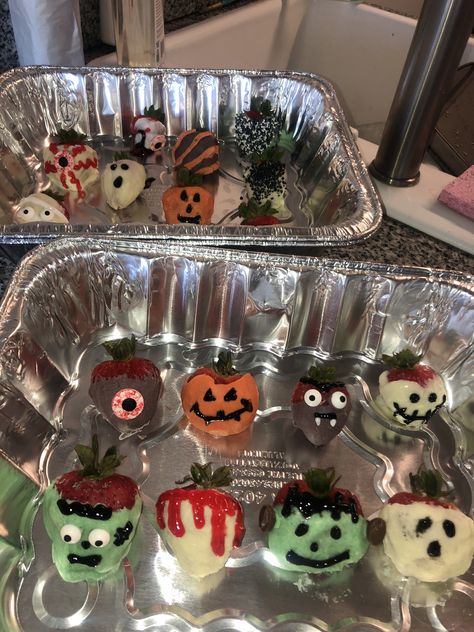 Spooky Picnic Ideas, Picnic Ideas Birthday, Spooky Picnic, Halloween Strawberries, Date Ideas Diy, Halloween Picnic, Romantic Diy Gifts, Fall Core, Slasher Summer