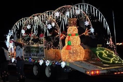 Christmas Floats Parade Ideas, Christmas Light Parade, Holiday Parade Floats, Parade Float Diy, Boat Parade Ideas, Christmas Parade Float Ideas, Christmas Floats, Christmas Parade Ideas, Parade Float Decorations