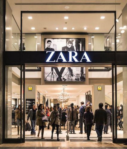 Zara Clothing, Zara Clothes, Zara Outlet, Store Shelves Design, Zara Shop, Zara Store, Retail Facade, Shop Facade, Retail Store Interior Design