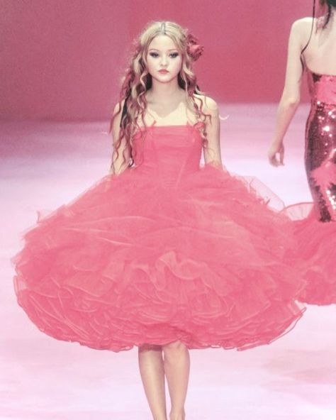 AYERHS on Instagram: "Devon Aoki for Betsey Johnson Spring 1999 #90s #runway #betseyjohnson" Betsey Johnson Prom Dress, Betsey Johnson Runway, 90s Fashion Show, 2000s Outfit, Devon Aoki, 2000s Outfits, Betsey Johnson Shoes, Betsey Johnson Dresses, Betsy Johnson