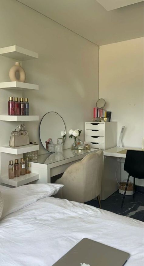 Aesthetic Desk And Vanity, Bedroom With Vanity And Desk, Minimilastic Bedroom, Basic Room Decor, Gray Powder Room, Room Minimalist Ideas, It Girl Room, Design Bedroom Ideas, French Room