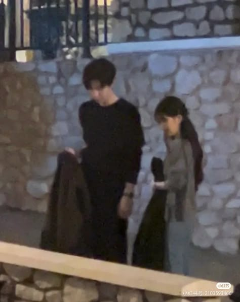 Kpop Couple Aesthetic, Ulzzang Couple Date, Couple Paparazzi Aesthetic, Paparazi Couple, Couple Paparazzi Pictures, Dispatch Dating Photo, Couple Date Aesthetic, Dispatch Dating, Hidden Love Aesthetic