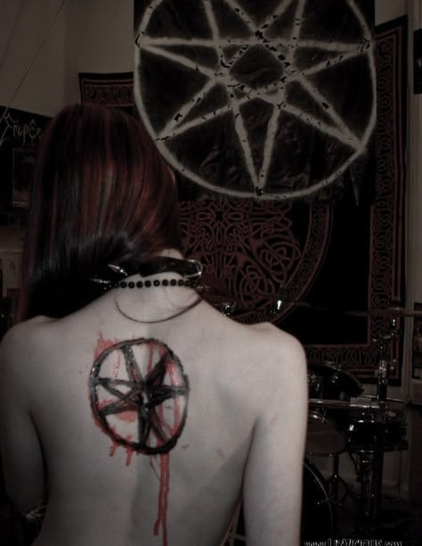 Liz Vicious, Egirl Pfp, Blood Art, Alt Girls, Extreme Metal, Retro Horror, Dream Tattoos, Light Of My Life, Compass Tattoo