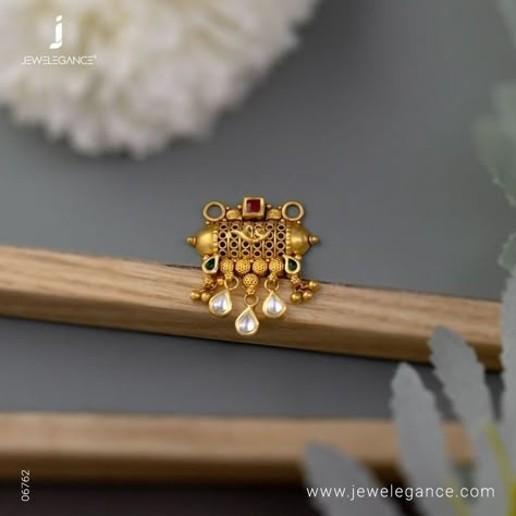 Gold Mangalsutra Pendant, Antique Mangalsutra, Mangalsutra Pendant, Unique Gold Jewelry Designs, Gold Jewels Design, Gold Jewelry Outfits, Black Beads Mangalsutra Design, New Gold Jewellery Designs, Mangalsutra Design