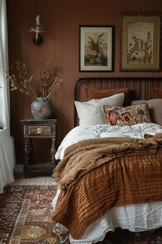 Rust Bedroom Aesthetic, Fall Inspired Bedroom Cozy, Western Cottagecore Bedroom, English Cottage Bedroom Ideas Master, Cottage Core Guest Bedroom, Vintage Bedroom Color Schemes, Vintage Earthy Bedroom, Mom Bedroom Ideas Decor, Vintage Master Bedrooms Decor