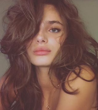 Plump that pout! Brunette Icons, Taylor Hill Instagram, Supermodel Hair, Perfume Victoria Secret, Fashion Posters, Alena Shishkova, Mode Ulzzang, California Baby, Victoria Secret Models