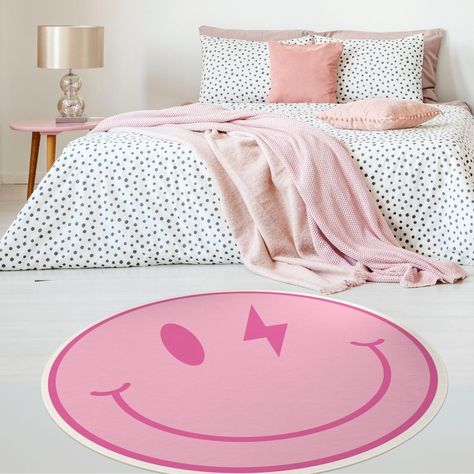 Preppy Bedroom Decor Pink, Rug Preppy, Teen Rug, Smiley Face Bedroom Ideas, Room Preppy Ideas, Preppy Things For Your Room, Smiley Face Rug, Preppy Bed Sheets, Preppy Rug