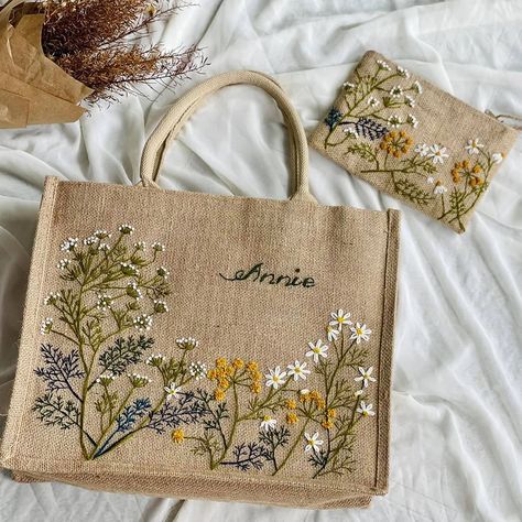 Jute Embroidery Bags, Beg Sulaman Benang, Embroidered Purse Diy, Embroidery Bags Ideas, Embroidery On Tote Bags, Embroider Bag, Bag Embroidery Ideas, Tote Bag Embroidery Ideas, Burlap Embroidery