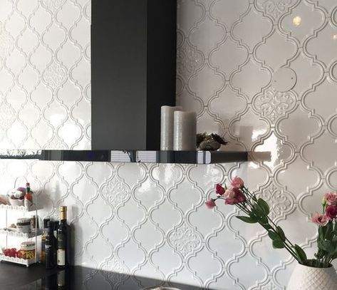 Arabesque Tile Backsplash, Backsplash Arabesque, Kitchen Credenza, Kitchen Backsplash Trends, Trendy Kitchen Backsplash, Arabesque Tile, Ceramic Mosaic, Kitchen Backsplash Designs, Backsplash Designs