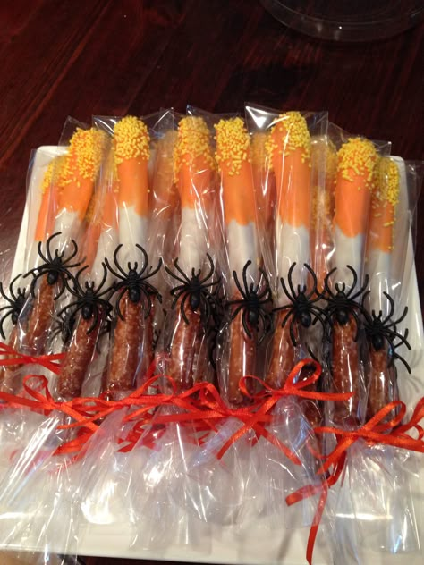 Candy Corn chocolate dipped pretzel rods. Pretzel Dipped, Fun Halloween Party Food, Chocolate Dipped Pretzel Rods, Halloween Pretzels, Dipped Pretzel Rods, Postres Halloween, Dessert Halloween, Chocolate Dipped Pretzels, Easy Halloween Party