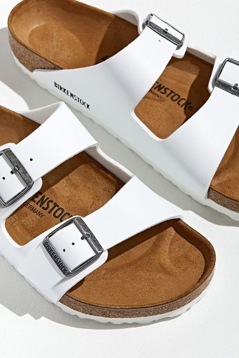 White Sandles Shoes Outfit, White Birkenstock Outfit Summer, White Birkenstocks Outfit, White Birkenstock Outfit, How To Wear Birkenstock Sandals, Sandles Outfit, White Summer Sandals, How To Wear Birkenstock, Birkenstock Outfit Summer