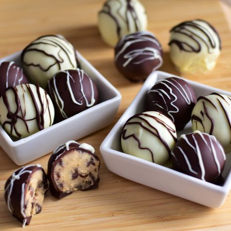 Cookie Dough Balls Recipe, Dough Balls Recipe, Chocolate Chip Cookie Dough Balls, Chocolate Chip Cookie Dough Truffles, English Toffee Recipe, Cookie Dough Truffles, Truffles Recipe, Dipped Cookies, Chocolate Sandwich