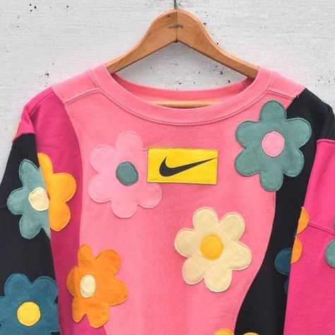 UPCYCLEX™ on Instagram Sweatshirt Thrift Flip, Sweatshirt Makeover Diy, Patch Work Sweatshirt, Refashion Clothes Upcycling, Diy Clothes Refashion Upcycling, Upcycled Sweatshirt, Flowers Clothes, Reworked Sweatshirts, Sweatshirt Refashion