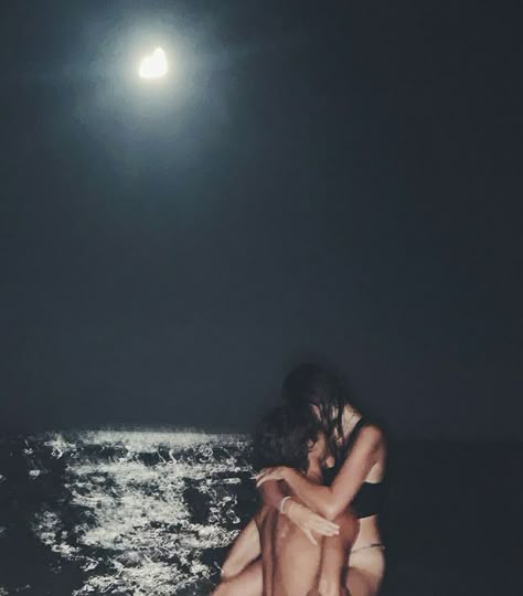 Beach At Night, Night Swimming, My Kind Of Love, The Love Club, Foto Poses, Relationship Goals Pictures, The Perfect Guy, Photo Couple, Cute Relationship Goals