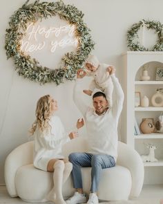 White Studio Christmas Photos, Christmas Minis Outfits, Christmas Studio Photoshoot Family, Family Shoot Studio, New Year Family Photo Ideas, Christmas Set Photography, Minimalist Christmas Photoshoot, Happy New Year Photoshoot, Family Christmas Pictures Studio