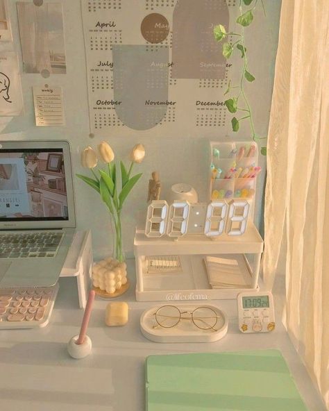 Buku Diy, Study Desk Decor, Aesthetic Room Ideas, Room Redesign, Pinterest Room Decor, Study Room Decor, Preppy Room, Cute Bedroom Decor, Cute Room Ideas