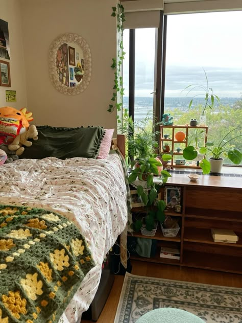 Hawaii Dorm Room Ideas, College Dorm Room Ideas Granola, Cozy Beachy Bedroom, Salted Granola Aesthetic Bedroom, Salty Granola Aesthetic Room, Salted Granola Bedroom, Room Design With Plants, Granola Apartment, Granola Girl Dorm Room