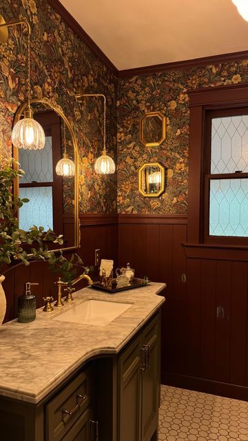 Luxurious Small Bathroom Ideas, Moody Room Wallpaper, Cosy Small Bathroom Ideas, Old Fashioned Bathroom Decor, 90s Traditional Home, Antique Small Bathroom, Brown Walls Bathroom Ideas, Bathroom Cute Aesthetic, Edwardian Style Bathroom