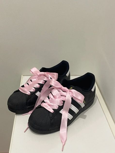 𝙁𝙤𝙡𝙡𝙤𝙬 𝙢𝙚!🪽 Adidas Superstar Aesthetic, Pink Superstars, Superstars Outfit, Black Adidas Superstar, Black Superstars, Superstars Adidas, Shoes List, Adidas Superstar Pink, Adidas Superstar Black