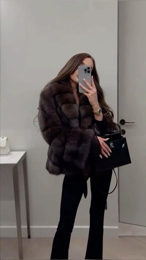 90s Russian Fashion, Nyc Club Outfit, Elegant Autumn Outfit, Fur Jacket Outfit, Fur Outfit, Fur Coat Outfit, Dramatic Style, Russian Fashion, Classy Women