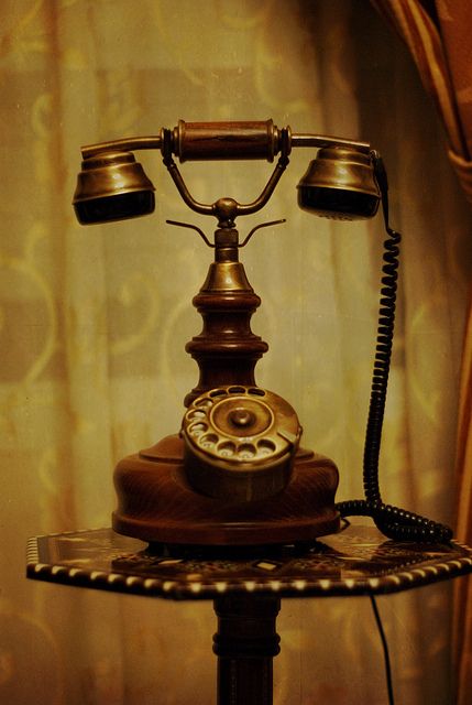 .GOD I LOVE THIS.... want it in my living room :P <3 <3 <3 1920 Style, Old Telephones, Telephone Retro, Old Phones, Antique Phone, Telephone Vintage, Antique Telephone, Victorian Aesthetic, Victorian Times