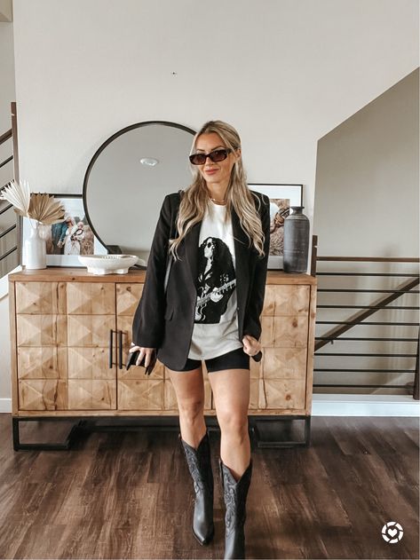 Outfits Black Cowboy Boots, Jeans With Western Boots, High Black Cowboy Boots Outfit, Fall Black Cowboy Boots Outfit, Cowboy Boots Outfit Fall Casual, Cowboys Boots Outfits, Black Cowboy Boots Casual Outfit, Black Skirt And Cowboy Boots Outfit, Knee High Cowboy Boots Outfit Summer