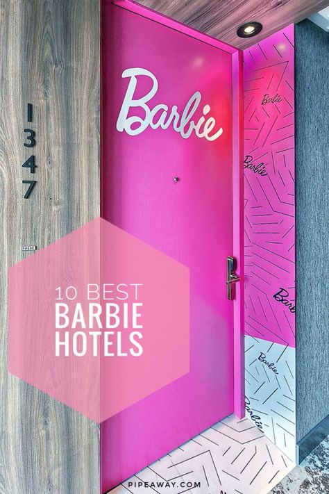 Barbie Movie Set Design, Barbie Theme Bedroom Room Ideas, Barbie Themed House, Barbie Bathroom Ideas, Barbie Themed Office, Barbie Inspired Decor, Pink Boutique Decor, Barbie Inspired House, Barbie Bulletin Board Ideas