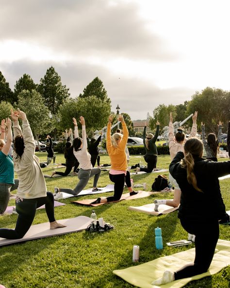 🌞 Happy saturyay! Here’s a photoshoot idea: YOGA SESSH with your besties 🫡🤎 📸 Covering this edition of Sunset Yoga & Boost-free Happy Hour 🌱 sponsored by the incredible @improvcocktails and @dacostaverde 🍸 This powerful yoga session was hosted by @theriskchick 🩷 Client @dacostaverde @improvcocktails 📆 Services used: Event Photography SVS® Events | $350 usd | Outdoors 🗓️ Book today online with only $50 usd sibelivelazquez.com/book 🔗 Yoga Photography Outdoor, Yoga Event, Yoga Photos, Photoshoot Idea, Yoga Photography, Group Pictures, Yoga Session, Event Photos, Event Photography