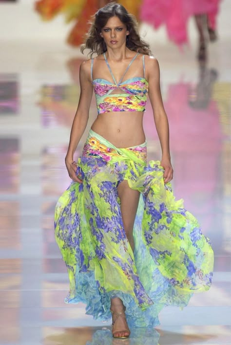 versace spring 2004 Elise Crombez, 2004 Runway, Versace Spring, Runway Model, Runway Outfits, Versace Fashion, Future Outfit, Dress Rental, Runway Pictures