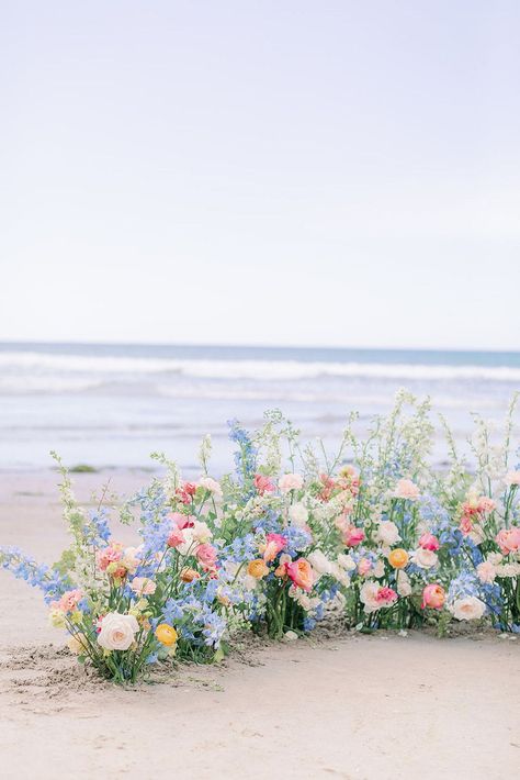 Details, details! This bright seaside styled wedding, captured and submitted by Camila Margotta, is nothing short of details. The colors were consistent throughout the styling and the finer details perfectly tied in with the bright natural surroundings. Rustic accents and blooms were also added for a hoisted aesthetic. Feel the love and warmth as you scroll through the photos by which will surely leave you musing about your beach wedding! Beach Themed Wedding Flowers, Beach Wedding Wild Flowers, Beach Spring Wedding Colors, Beach Wedding Arrangements, Beach Theme Wedding Flowers, Garden Party Beach Wedding, Beachy Floral Wedding, Coastal Wildflower Wedding, Ocean Aesthetic Wedding