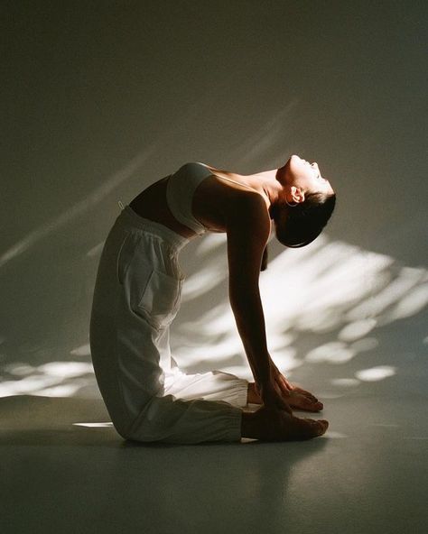 Yoga Aesthetic Photography, Yoga Editorial, Clean Moodboard, Yoga Photoshoot Ideas, Wellness Photography, Daily Yoga Routine, Sky Yoga, Yoga Inspiration Photos, Movement Photography