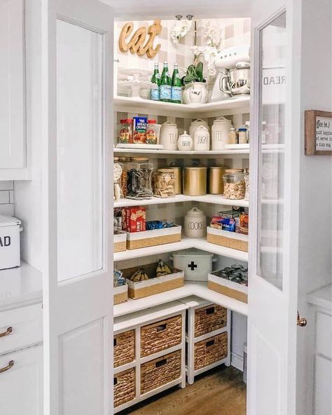 Small Closet Pantry Ideas - Install L-shaped shelves Corner Pantry Shelving Ideas, Small Closet Pantry Ideas, Pantry Shelf Ideas, Small Closet Pantry, Closet Pantry Ideas, Small Corner Pantry, Overland Kitchen, Kitchen Corner Pantry, Open Pantry Shelves