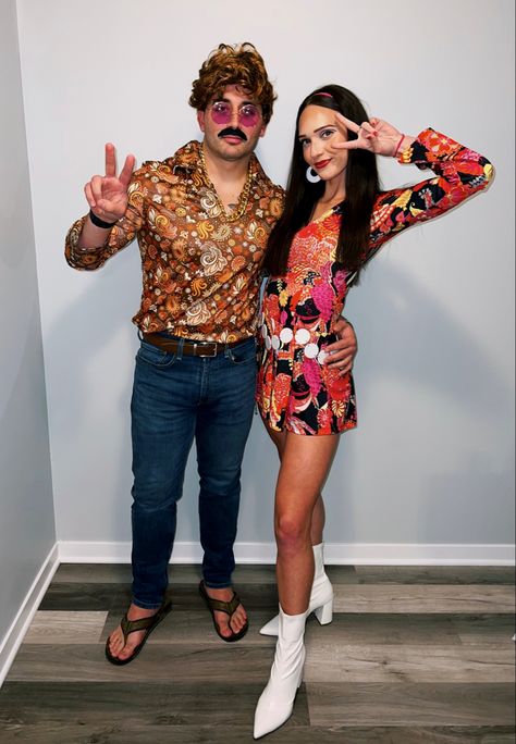 Simple Couples Halloween Costume, Disco Costume Men, Hippy Outfits Halloween, 70 Costume Ideas, 70s Couple Costume, 70s Halloween Costume, Disco Party Outfit, Hippie Couple, 80s Halloween Costumes