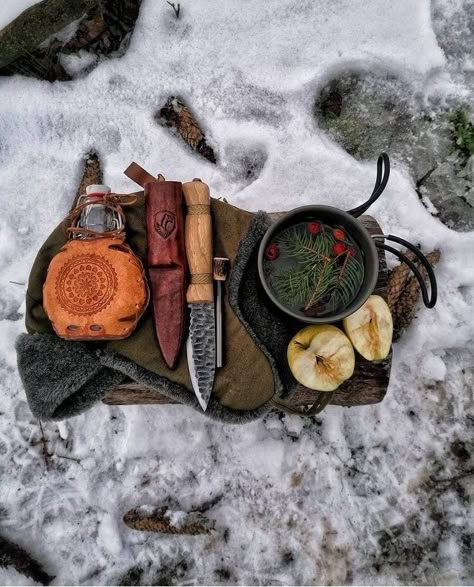 Food Essentials, Bushcraft Camping, Adventure Aesthetic, Camping Food, Camping Life, Camping Survival, Camping Meals, Winter Aesthetic, Go Camping